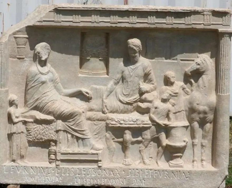 Çanakkale'de bulunan Parion Antik Kenti'nde 1900 yıllık mezar steli bulundu 8