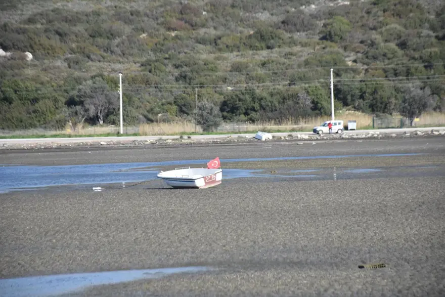 Akyaka ve Seferihisar'da deniz suyu metrelerce çekildi! Uzmanlardan açıklama 4 Akyaka ve Seferihisar'da deniz suyu metrelerce çekildi! Uzmanlardan açıklama 4