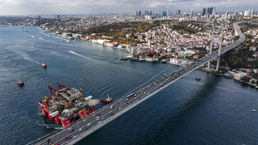 Dev petrol platformu İstanbul Boğazı geçişini tamamladı 14 Dev petrol platformu İstanbul Boğazı geçişini tamamladı 14