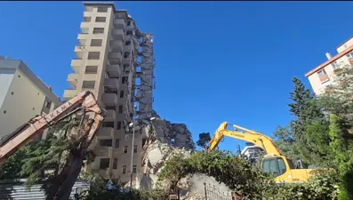 Kontrollü yıkımı yapılan 11 katlı bina bir anda çöktü