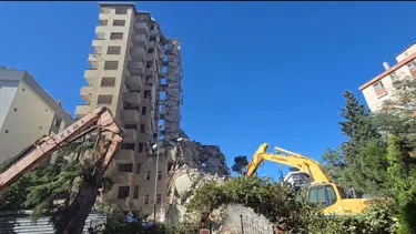 Kontrollü yıkımı yapılan 11 katlı bina bir anda çöktü