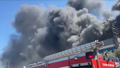 İzmir'de fabrika yangını: Alevler büyüdü, işçiler tahliye edildi
