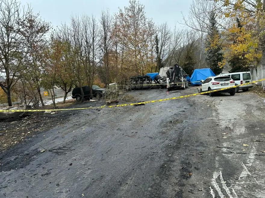 Devrilen TIR’da acıson: Sıkıştığı yerde üzerine sülfürik asit dökülen şoför can verdi 2