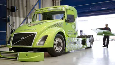 ‘Dünyanın en hızlı hibrit kamyonu’