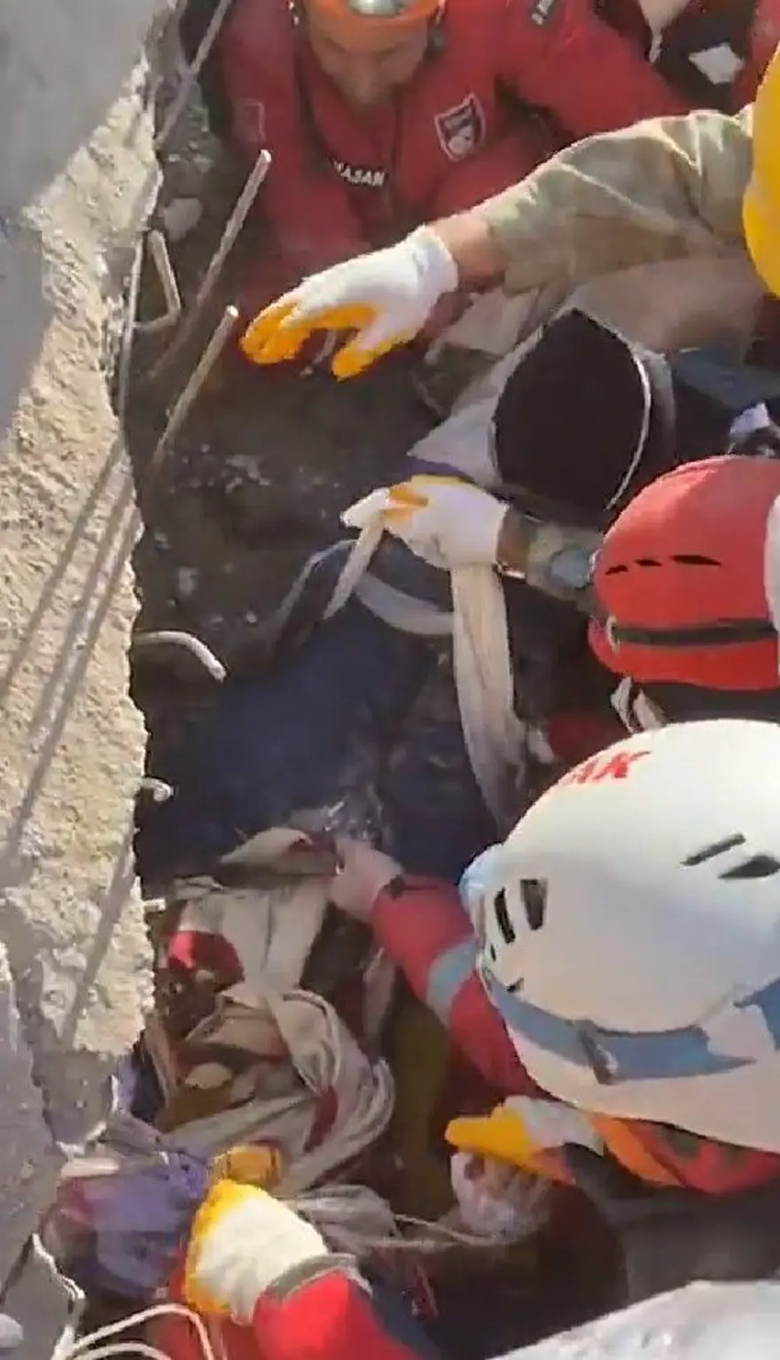 Deprem bölgesinden mucize kurtuluşlar 16