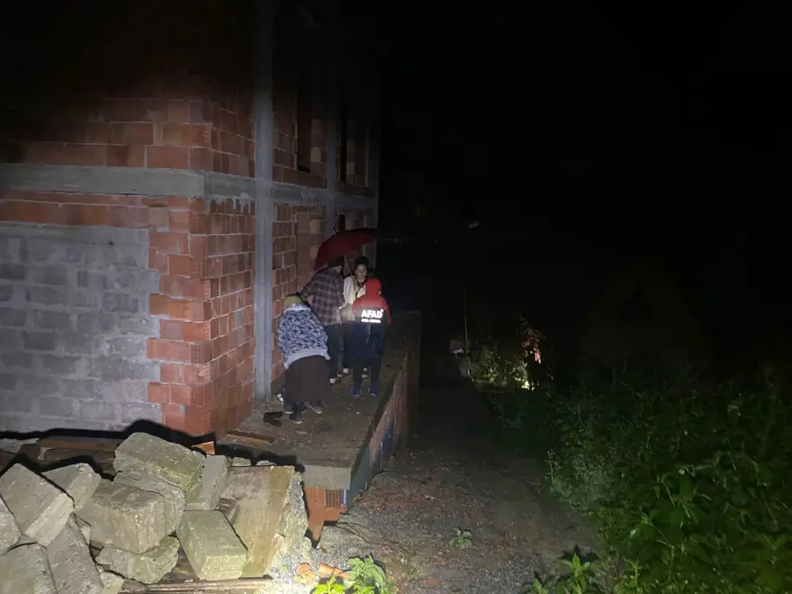 Rize'de heyelan riski: Mahsur kalan 5 kişi kurtarıldı, 16 konut tahliye edildi 4