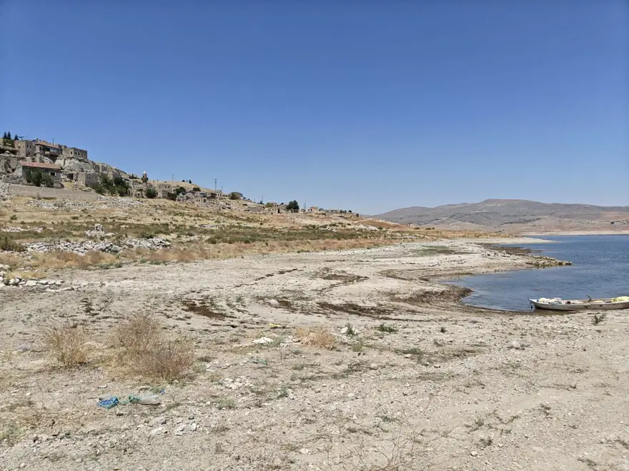 Yamula Barajı’nda sular çekildi: Eski mahalle ortaya çıktı 2