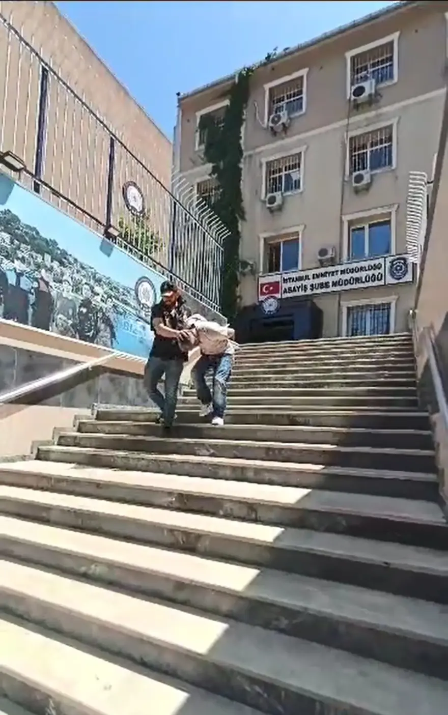 Mutemeti kırmızı ışıkta soydular (Kadıköy'de 800 bin liralık hırsızlık) 2