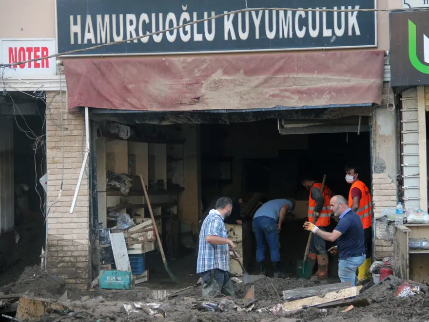 Kimisi altınlarının kimisi de alacaklarının peşinde 