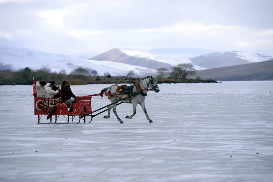 Donan Çıldır Gölü'nde atlı kızak heyecanı 5