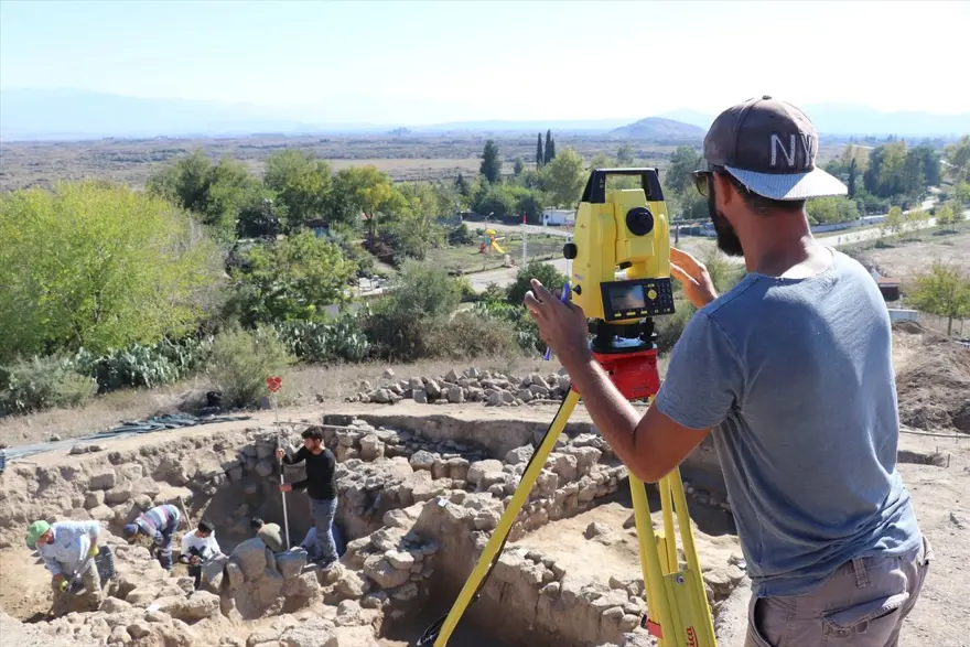 Tatarlı Höyük'te Orta Demir Çağ'a ait depolama alanı bulundu 8 Tatarlı Höyük'te Orta Demir Çağ'a ait depolama alanı bulundu 8