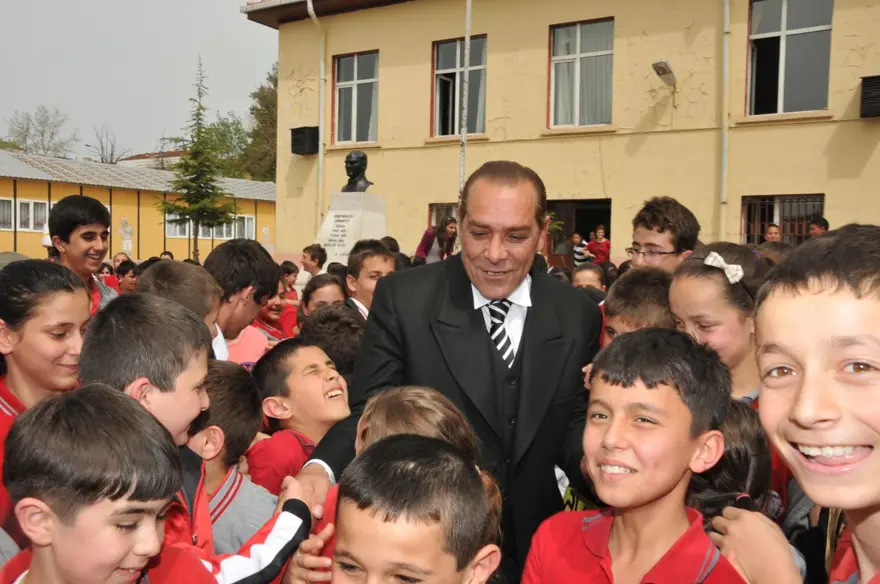 Atatürk'e benzerliğiyle dikkat çeken Göksel Kaya'ya eşinden dayak: 'Geber' dedi, yumruk ve tekme attı 6