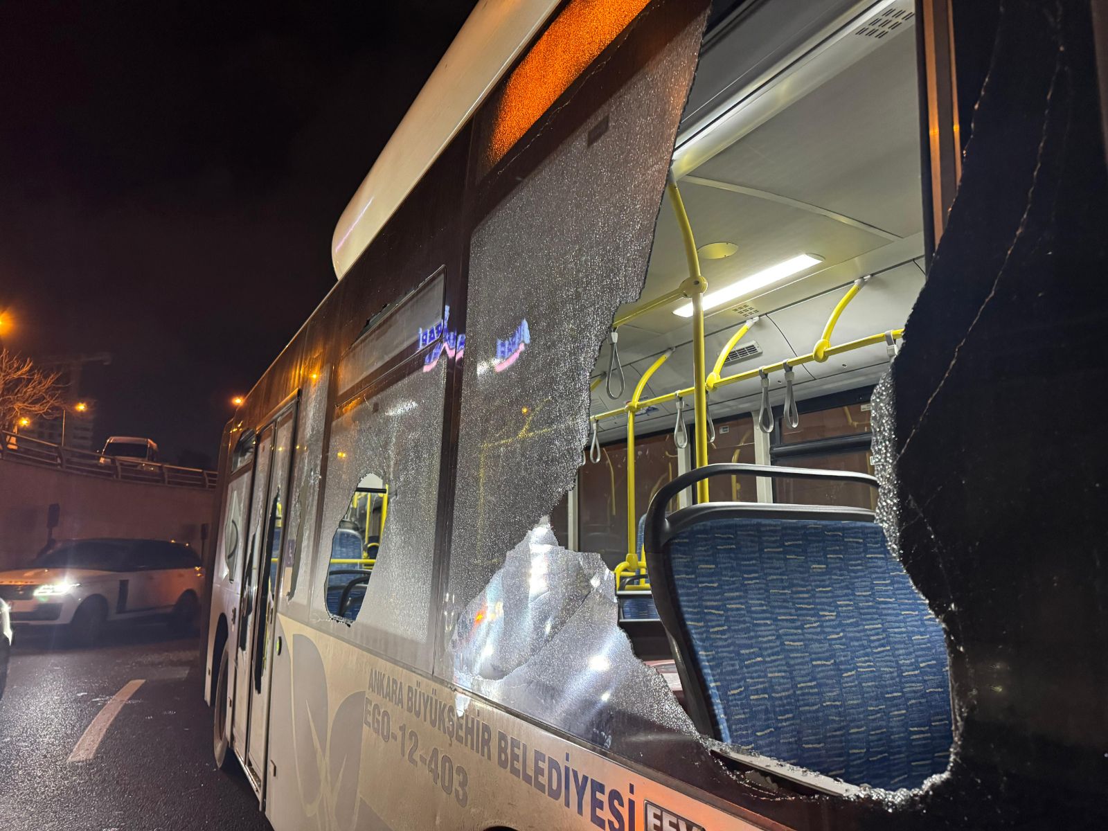 Kendisine yol vermeyen otobüsün camlarını kırdı