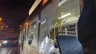 Kendisine yol vermeyen otobüsün camlarını kırdı
