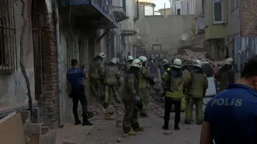 Beyoğlu'nda 4 katlı metruk binanın duvarı çöktü