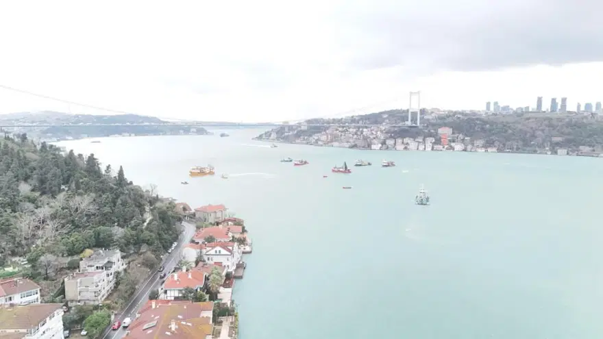 İstanbulBoğazı’nda balıkçı teknelerinin zor anları 1 İstanbulBoğazı’nda balıkçı teknelerinin zor anları 1