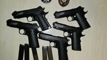 "Dur" ihtarına uymayıp kaçan şüphelinin üzerinden 5 tabanca çıktı