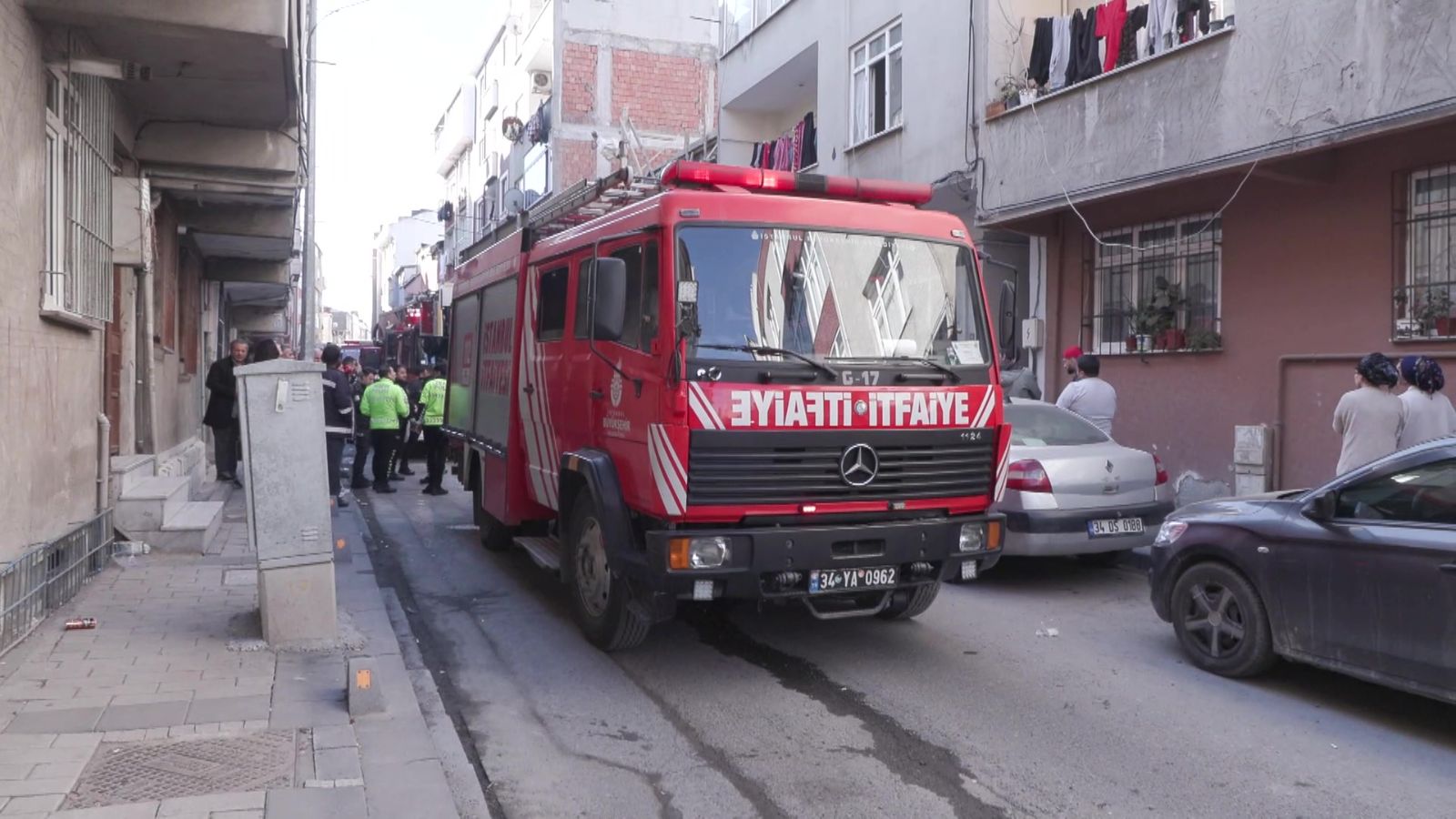 Yangında mahsur kalan yaşlı kadın can verdi
