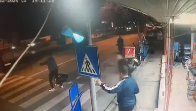Hiçbiri aldırmadı: Trafikte yaralı adamın yanından geçip gittiler