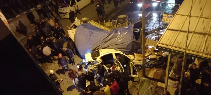 Freni boşalan kamyon dehşet saçtı: 3 kişi öldü, 22 kişi yaralandı 3