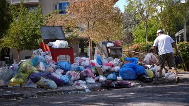 Karşıyaka'da işçiler grevde: Sokaklar çöplerle doldu