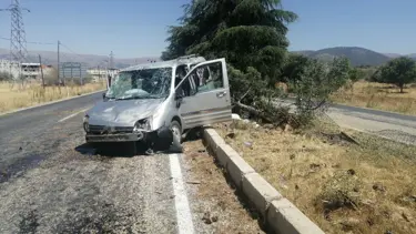 Otomobil refüje çarpıp takla attı