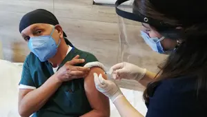 Covid-19 aşısı yaptıran sağlık çalışanı sayısı 800 bini geçti Covid-19 aşısı yaptıran sağlık çalışanı sayısı 800 bini geçti