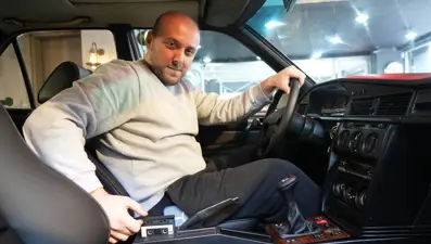 Çocukluk yıllarında başlayan otomobil tutkusunu koleksiyona dönüştürdü: Ünlüler bu araçların peşinde