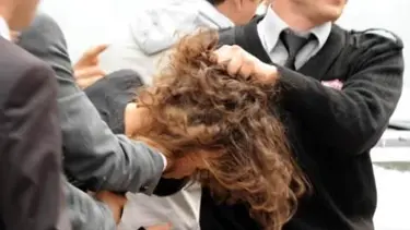 Protestocu öğrenciler yaka paça atıldı
