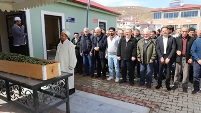 Annesinin acısına dayanamadı! Tabutunun başında kalp krizi geçirdi, hayatını kaybetti