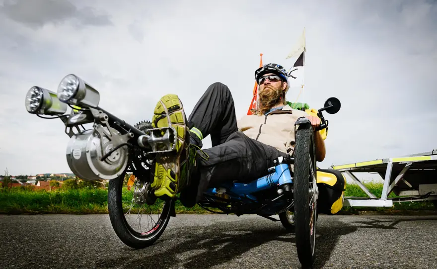 Güneş enerjili bisikletiyle dünyayı geziyor 4