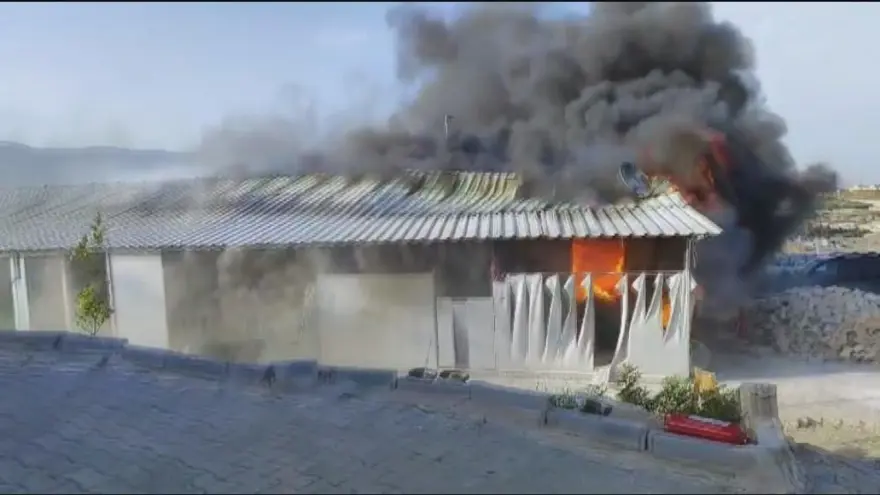 Hatay’dayangın: Depremzedelerin kaldığı prefabrik evler alevlere teslim oldu 1