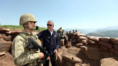 Akar ve komutanlar sınırın sıfır noktasında