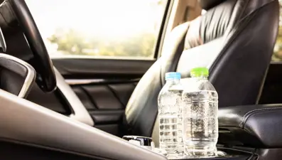 Araçta bıraktığınız plastik şişelere dikkat: Vücudu yavaş yavaş zehirliyor