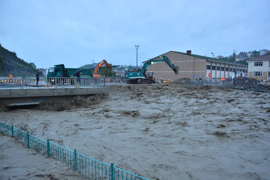 Karadeniz'de sel tehlikesi: 3 ilde eğitime sağanak arası 24