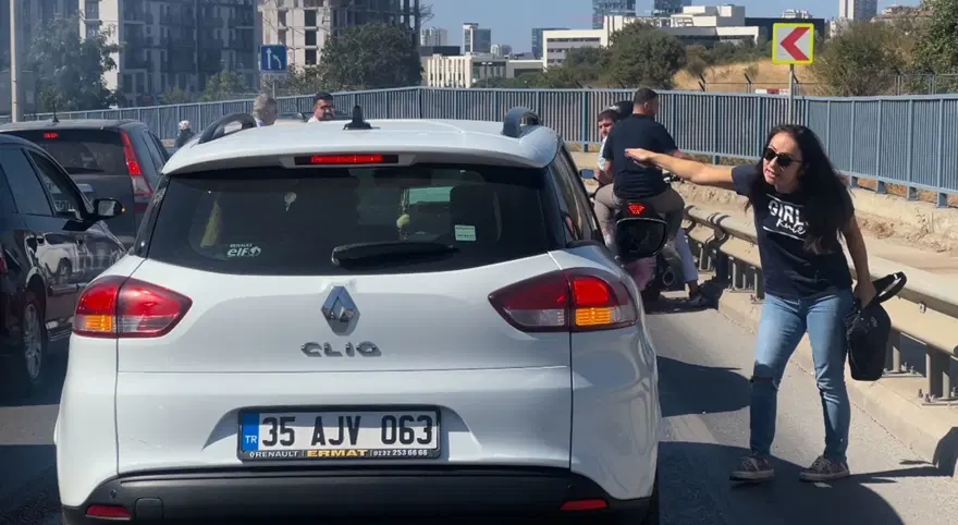 Kartal’da düğün konvoyu tepkisi | Trafiği durdurup, tek tekerüstünde gittiler 2 Kartal’da düğün konvoyu tepkisi | Trafiği durdurup, tek tekerüstünde gittiler 2