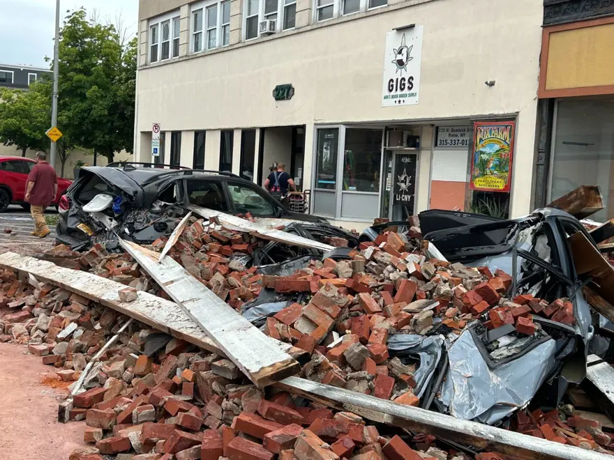 New York’u hortum vurdu: 1 kişi öldü, acil durum ilan edildi 11