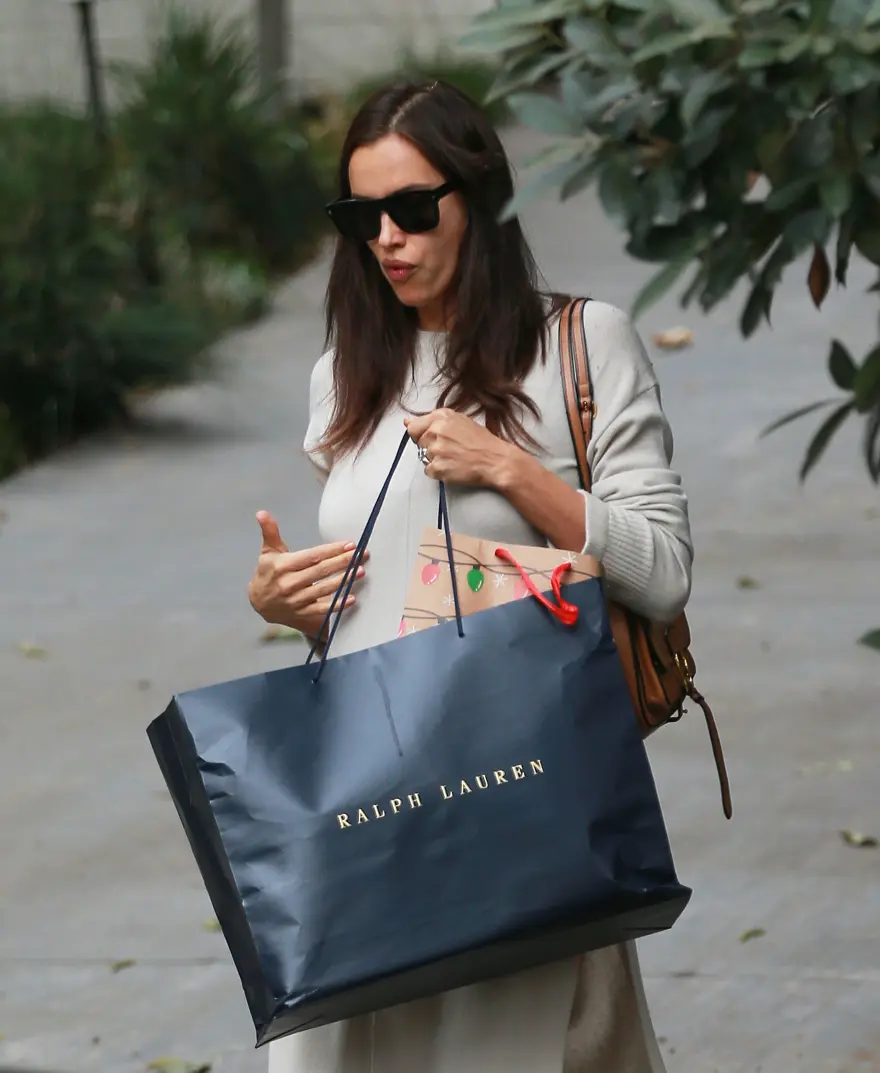 Irina Shayk karnını gizledi 