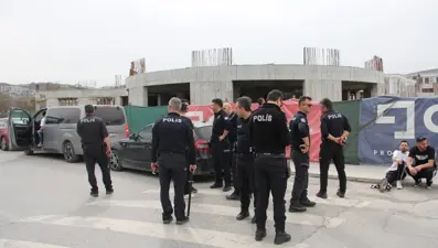 Taraftarlar döner bıçakları ve satırlarla birbirine girdi