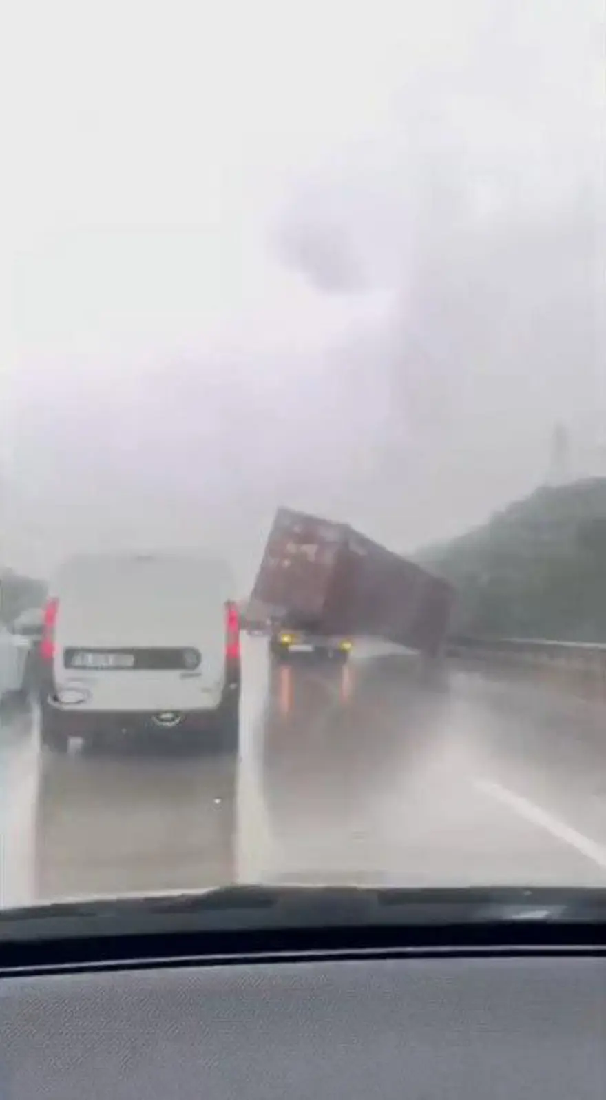 Bursa’yı fırtına ve sağanak vurdu: Rüzgar TIR’ın dorsesiniyerinden çıkardı 2