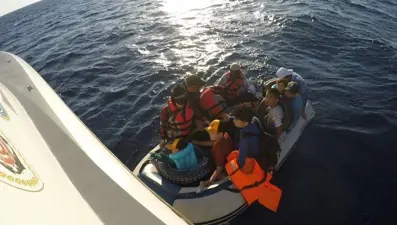 Çanakkale'de 12 kaçak göçmen kurtarıldı