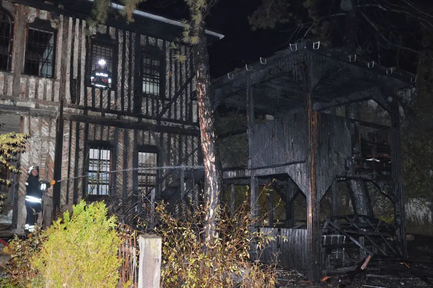 Atatürk'ün kaldığı tarihi konak yandı 4