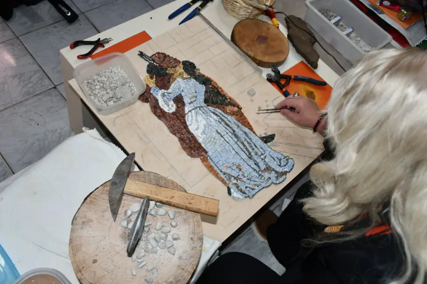 Sahilden toplayıp sanat eseri haline getiriyor... Taşı konuşturan kadın! 