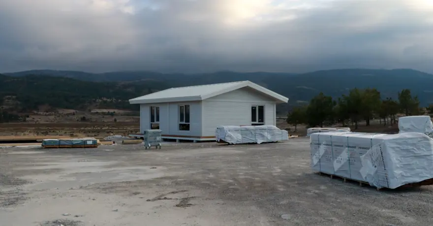 Salda Gölü kıyısına ahşap üniteler yerleştirilmeye başlandı 1 Salda Gölü kıyısına ahşap üniteler yerleştirilmeye başlandı 1