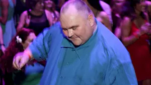 Binlerce kişiyle birlikte özgürce dans etti