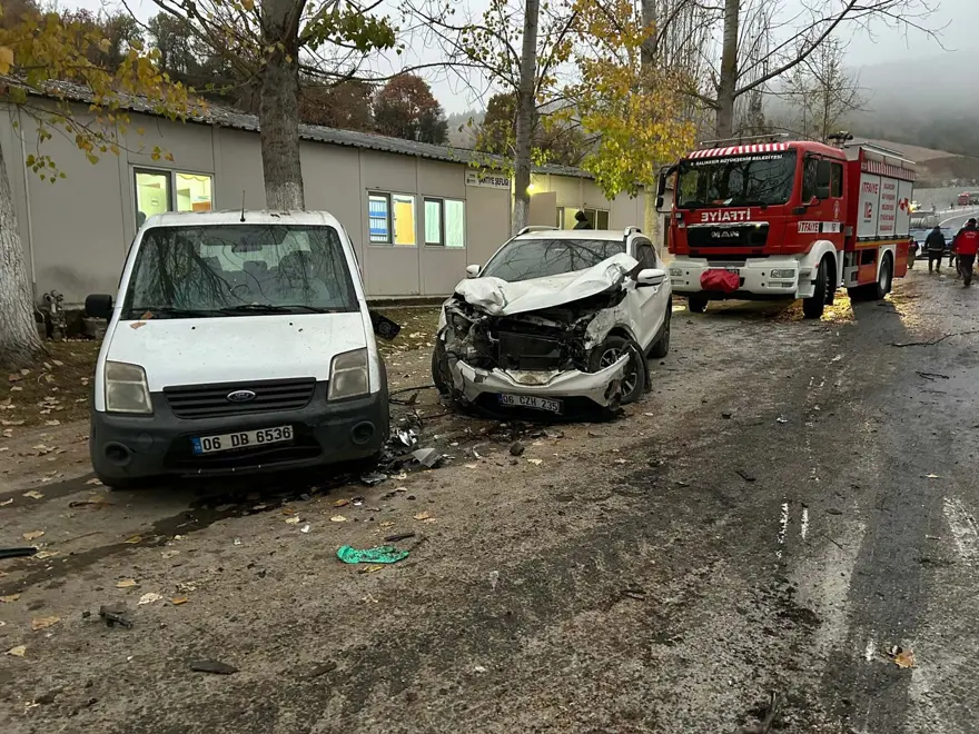 Devrilen TIR’da acıson: Sıkıştığı yerde üzerine sülfürik asit dökülen şoför can verdi 1
