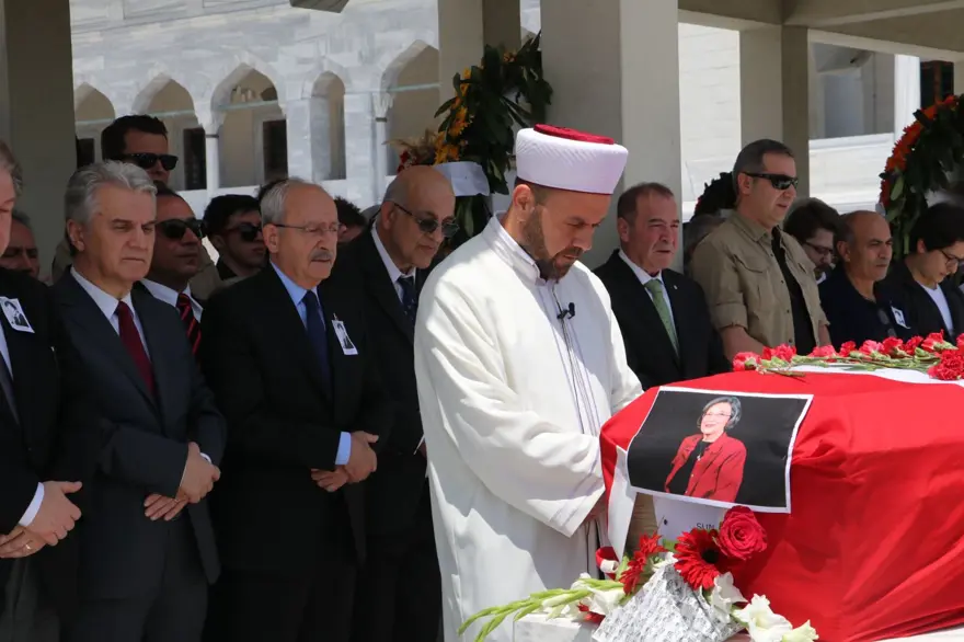 Dünyaca ünlü keman virtüözü Suna Kan'a veda 4 Dünyaca ünlü keman virtüözü Suna Kan'a veda 4