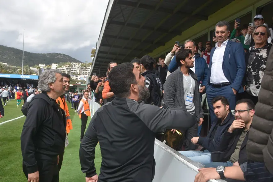 Bodrum FK-Eyüpspor maçında ortalık karıştı: Arda Turan'a yabancı madde atıldı, bir futbolcu hastaneye kaldırıldı 5