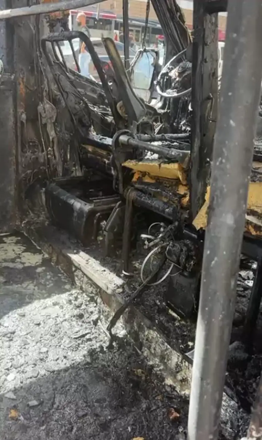 Yolcu minibüsü alev alev yandı Yolcu minibüsü alev alev yandı