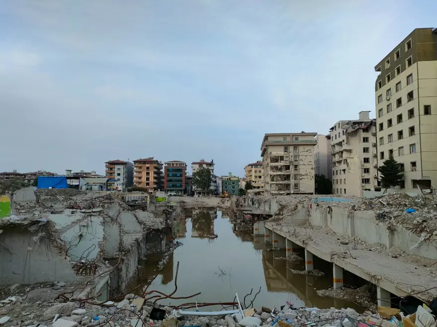 Yüzlerce kişiye mezar olan Rönesans Rezidans'ın enkazı suyla doldu 3